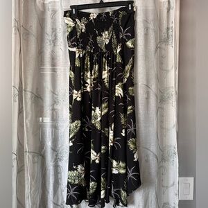 Size Large. Has a tie to fit chest to your size, bought in Honolulu, Hawaii.